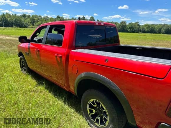 2017 Ram 1500 Rebel z VIN 1C6RR7YT3HS795329, wystawiony jako Copart lot #66280055 z przebiegiem 77 782 mil mil oraz Czysty tytuł • Clean title. Historia ofert i sprzedaży dostępna na DreamBid. Obrazek 3.