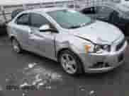 2013 Chevrolet Sonic LTZ z VIN 1G1JE5SB9D4207236, wystawiony jako IAAI lot #41266504 z przebiegiem 141 584 mil mil oraz . Historia ofert i sprzedaży dostępna na DreamBid. Obrazek 1.