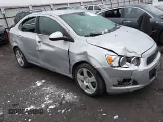 2013 Chevrolet Sonic LTZ z VIN 1G1JE5SB9D4207236, wystawiony jako IAAI lot #41266504 z przebiegiem 141 584 mil mil oraz . Historia ofert i sprzedaży dostępna na DreamBid. Obrazek 1.