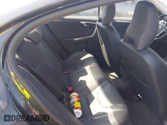 2016 Volvo S60 T5 Drive-E Premier z VIN YV126MFK4G2399690, wystawiony jako IAAI lot #42043307 z przebiegiem 100 647 mil mil oraz . Historia ofert i sprzedaży dostępna na DreamBid. Obrazek 8.