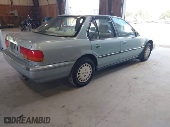 1992 Honda Accord LX with VIN JHMCB7658NC016387, listed as a IAAI auction lot 42682778 with 113,566 mi miles and . Bid and sale history available at DreamBid. Image 4.