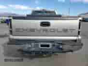 2002 Chevrolet Silverado 2500HD z VIN 1GCHC24U52E129070, wystawiony jako Copart lot #81715235 z przebiegiem Nie podano mil oraz Szkoda całkowita • Salvage title. Historia ofert i sprzedaży dostępna na DreamBid. Obrazek 6.