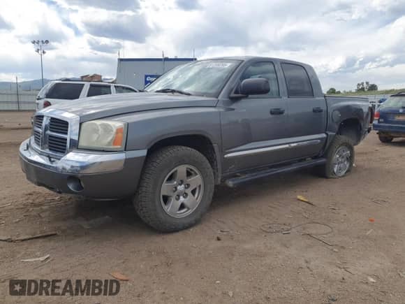 2005 Dodge Dakota Laramie z VIN 1D7HW58N35S152175, wystawiony jako Copart lot #61299295 z przebiegiem 221 812 mil mil oraz Nie do naprawy • Non repairable. Historia ofert i sprzedaży dostępna na DreamBid. Obrazek 1.