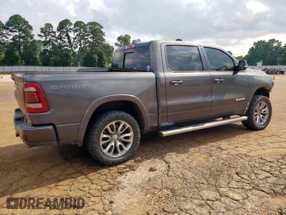 2020 Ram 1500 Laramie z VIN 1C6RREJT6LN100718, wystawiony jako Copart lot #59289735 z przebiegiem 120 460 mil mil oraz Szkoda całkowita • Salvage title. Historia ofert i sprzedaży dostępna na DreamBid. Obrazek 3.