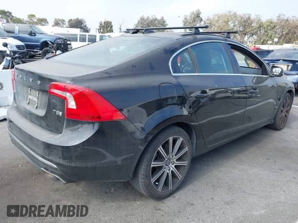 2017 Volvo S60 Inscription с VIN LYV402HK4HB127190, выставлен на аукционе IAAI как лот 42595581 с пробегом 90 291 миль миль и . История ставок и продаж доступна на DreamBid. Изображение 4.