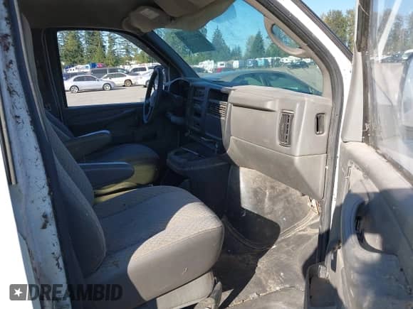 2007 Chevrolet Express Cargo z VIN 1GCFG15X171119021, wystawiony jako IAAI lot #43406448 z przebiegiem 182 672 mil mil oraz . Historia ofert i sprzedaży dostępna na DreamBid. Obrazek 5.