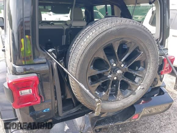 2021 Jeep Wrangler Unlimited Sahara z VIN 1C4JJXP63MW767719, wystawiony jako IAAI lot #41906155 z przebiegiem 44 689 mil mil oraz . Historia ofert i sprzedaży dostępna na DreamBid. Obrazek 17.