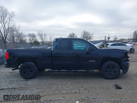 2019 Chevrolet Silverado 1500 LT z VIN 2GCVKPEC8K1230355, wystawiony jako IAAI lot #41124133 z przebiegiem 135 034 mil mil oraz . Historia ofert i sprzedaży dostępna na DreamBid. Obrazek 13.