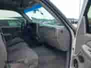 2000 Chevrolet Silverado 1500 LS z VIN 1GCEC19V9YZ170074, wystawiony jako IAAI lot #42453108 z przebiegiem 354 305 mil mil oraz . Historia ofert i sprzedaży dostępna na DreamBid. Obrazek 5.