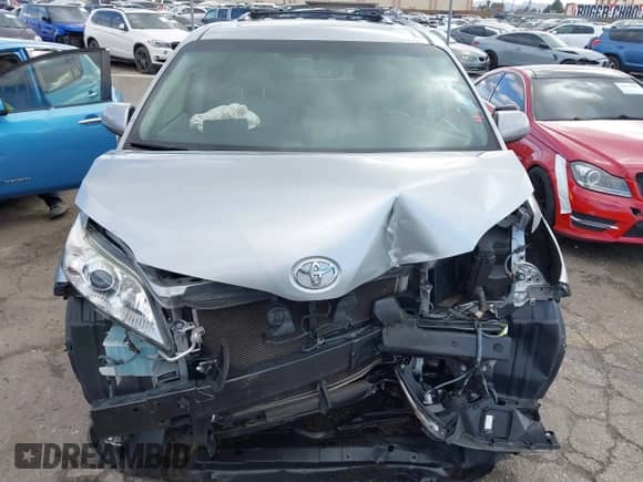 2017 Toyota Sienna XLE Auto Access Seat z VIN 5TDYZ3DC6HS809784, wystawiony jako IAAI lot #41546264 z przebiegiem 98 937 mil mil oraz . Historia ofert i sprzedaży dostępna na DreamBid. Obrazek 13.