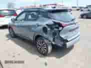 2024 Nissan Kicks SR с VIN 3N1CP5DV2RL502815, выставлен на аукционе IAAI как лот 42052304 с пробегом 8 274 миль миль и . История ставок и продаж доступна на DreamBid. Изображение 3.