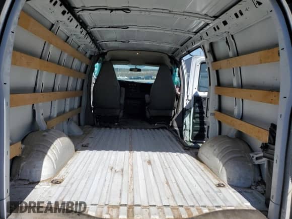 2018 Chevrolet Express Cargo с VIN 1GCWGAFG3J1903979, выставлен на аукционе Copart как лот 47412555 с пробегом 90 700 миль миль и Списание • Salvage title. История ставок и продаж доступна на DreamBid. Изображение 11.