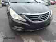 2013 Hyundai Sonata GLS z VIN 5NPEB4AC1DH703857, wystawiony jako IAAI lot #43263235 z przebiegiem 137 335 mil mil oraz . Historia ofert i sprzedaży dostępna na DreamBid. Obrazek 6.