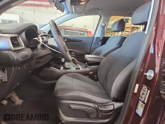 2018 Kia Sorento LX z VIN 5XYPGDA3XJG385590, wystawiony jako Copart lot #70691235 z przebiegiem 105 111 mil mil oraz Szkoda całkowita • Salvage title. Historia ofert i sprzedaży dostępna na DreamBid. Obrazek 7.