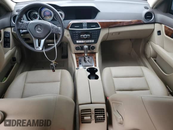 2012 Mercedes-Benz C 350 Sport с VIN WDDGF5HB5CA671894, выставлен на аукционе Copart как лот 84428055 с пробегом 61 412 миль миль и Списание • Salvage title. История ставок и продаж доступна на DreamBid. Изображение 8.