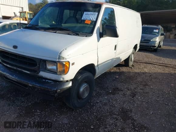 2002 Ford Econoline Cargo с VIN 1FTNE24L82HB02738, выставлен на аукционе IAAI как лот 40942971 с пробегом 248 208 миль миль и . История ставок и продаж доступна на DreamBid. Изображение 2.