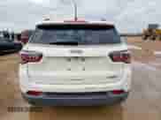 2018 Jeep Compass Latitude z VIN 3C4NJCBB9JT108608, wystawiony jako Copart lot #62002645 z przebiegiem 116 450 mil mil oraz Czysty tytuł • Clean title. Historia ofert i sprzedaży dostępna na DreamBid. Obrazek 6.
