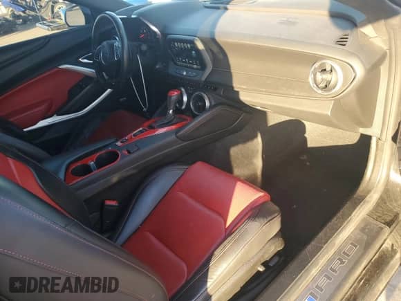 2018 Chevrolet Camaro 2SS z VIN 1G1FH3D7XJ0141020, wystawiony jako Copart lot #85850534 z przebiegiem 33 758 mil mil oraz Szkoda całkowita • Salvage title. Historia ofert i sprzedaży dostępna na DreamBid. Obrazek 8.