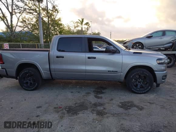 2025 Ram 1500 Big Horn z VIN 1C6RREFG9SN527515, wystawiony jako IAAI lot #41952115 z przebiegiem 8 009 mil mil oraz . Historia ofert i sprzedaży dostępna na DreamBid. Obrazek 14.