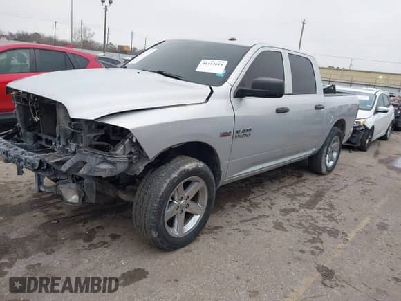 2018 Ram 1500 Express z VIN 3C6RR6KT9JG250686, wystawiony jako IAAI lot #41413614 z przebiegiem 145 051 mil mil oraz . Historia ofert i sprzedaży dostępna na DreamBid. Obrazek 2.