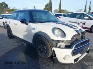 2017 MINI Hardtop Cooper S z VIN WMWXP7C37H2A45980, wystawiony jako IAAI lot #41593558 z przebiegiem 76 591 mil mil oraz . Historia ofert i sprzedaży dostępna na DreamBid. Obrazek 1.