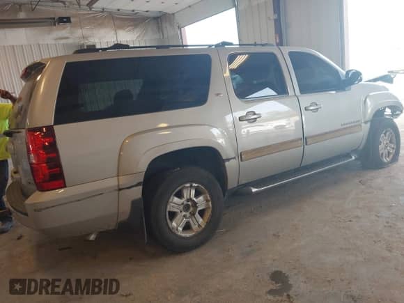 2009 Chevrolet Suburban 2LT z VIN 1GNFK26369R240705, wystawiony jako IAAI lot #43364816 z przebiegiem Nie podano mil oraz . Historia ofert i sprzedaży dostępna na DreamBid. Obrazek 4.