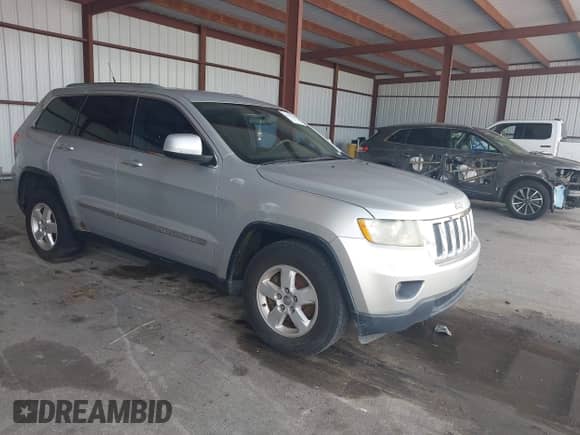2011 Jeep Grand Cherokee Laredo z VIN 1J4RS4GG6BC524387, wystawiony jako IAAI lot #43177439 z przebiegiem 136 475 mil mil oraz . Historia ofert i sprzedaży dostępna na DreamBid. Obrazek 1.