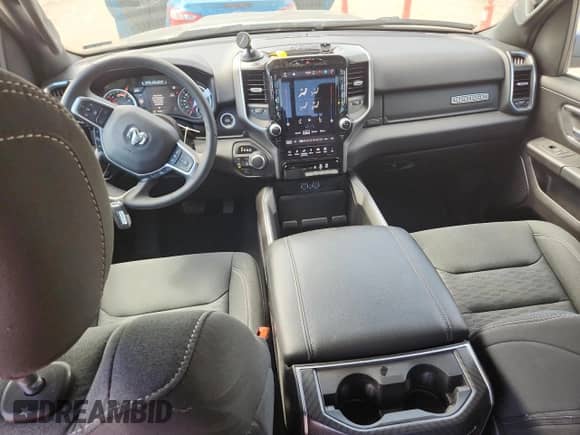 2025 Ram 1500 Big Horn z VIN 1C6RRFFGXSN585784, wystawiony jako Copart lot #70215035 z przebiegiem 16 105 mil mil oraz Szkoda całkowita • Salvage title. Historia ofert i sprzedaży dostępna na DreamBid. Obrazek 8.