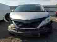 2015 Toyota Sienna XLE z VIN 5TDYK3DC1FS669886, wystawiony jako Copart lot #81678915 z przebiegiem 173 178 mil mil oraz Szkoda całkowita • Salvage title. Historia ofert i sprzedaży dostępna na DreamBid. Obrazek 5.