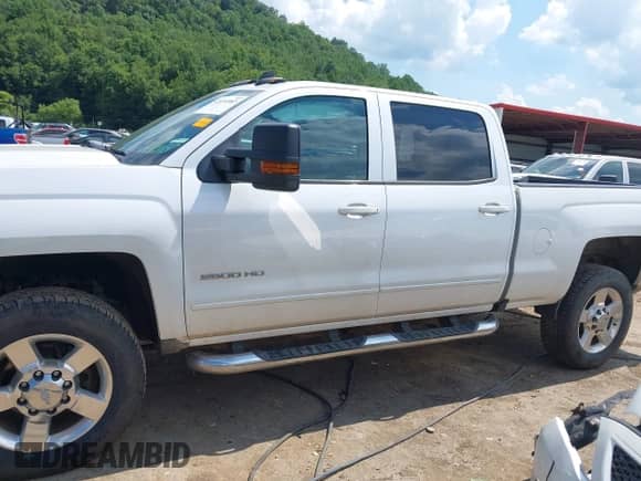 2018 Chevrolet Silverado 2500HD LT z VIN 1GC1KVEG9JF188050, wystawiony jako IAAI lot #42696983 z przebiegiem 103 599 mil mil oraz . Historia ofert i sprzedaży dostępna na DreamBid. Obrazek 14.