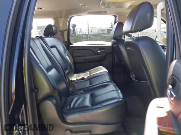 2008 Chevrolet Suburban LTZ z VIN 3GNFK16338G160531, wystawiony jako IAAI lot #42575633 z przebiegiem 215 472 mil mil oraz . Historia ofert i sprzedaży dostępna na DreamBid. Obrazek 8.