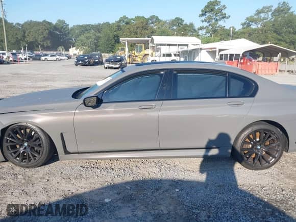 2021 BMW 7 Series 740i z VIN WBA7T2C01MCF23447, wystawiony jako IAAI lot #43110287 z przebiegiem Nie podano mil oraz . Historia ofert i sprzedaży dostępna na DreamBid. Obrazek 14.