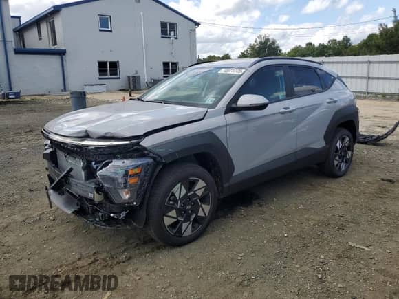 2025 Hyundai Kona SEL Convenience z VIN KM8HCCAB6SU220598, wystawiony jako Copart lot #72071775 z przebiegiem 2 521 mil mil oraz Szkoda całkowita • Salvage title. Historia ofert i sprzedaży dostępna na DreamBid. Obrazek 1.