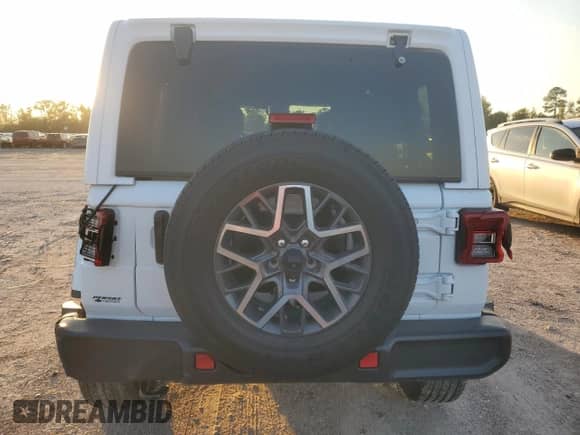 2024 Jeep Wrangler Sahara с VIN 1C4PJXEG1RW262694, выставлен на аукционе Copart как лот 90266305 с пробегом 12 760 миль миль и Списание • Salvage title. История ставок и продаж доступна на DreamBid. Изображение 6.