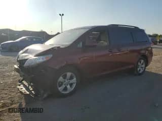 2014 Toyota Sienna LE AAS z VIN 5TDKK3DC9ES460139, wystawiony jako Copart lot #71782405 z przebiegiem 159 235 mil mil oraz Szkoda całkowita • Salvage title. Historia ofert i sprzedaży dostępna na DreamBid. Obrazek 1.