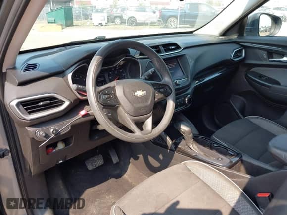 2021 Chevrolet TrailBlazer LS z VIN KL79MMS25MB047162, wystawiony jako IAAI lot #42853718 z przebiegiem 102 316 mil mil oraz . Historia ofert i sprzedaży dostępna na DreamBid. Obrazek 18.