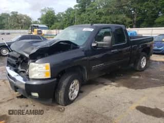 2010 Chevrolet Silverado 1500 с VIN 1GCSCSE22AZ200803, выставлен на аукционе Copart как лот 40632274 с пробегом 140 345 миль миль и Списание • Salvage title. История ставок и продаж доступна на DreamBid. Изображение 1.