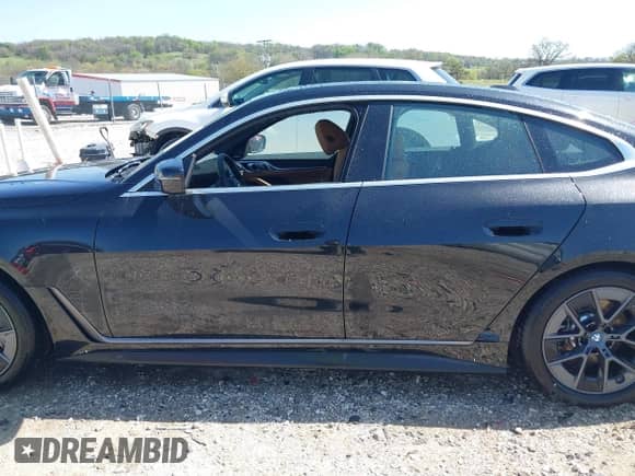 2024 BMW i4 xDrive40 с VIN WBY83FB05RFS37070, выставлен на аукционе IAAI как лот 41975207 с пробегом 8 304 миль миль и . История ставок и продаж доступна на DreamBid. Изображение 15.