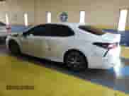 2021 Toyota Camry SE z VIN 4T1S11AK4MU450160, wystawiony jako Copart lot #56654905 z przebiegiem 68 192 mil mil oraz Czysty tytuł • Clean title. Historia ofert i sprzedaży dostępna na DreamBid. Obrazek 2.