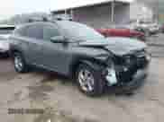 2024 Hyundai Tucson SEL z VIN 5NMJBCDE2RH405098, wystawiony jako IAAI lot #42766392 z przebiegiem 3 902 mil mil oraz . Historia ofert i sprzedaży dostępna na DreamBid. Obrazek 1.