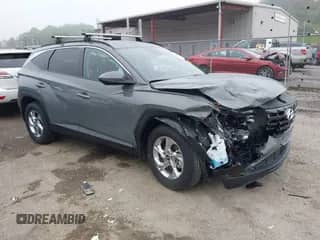 2024 Hyundai Tucson SEL z VIN 5NMJBCDE2RH405098, wystawiony jako IAAI lot #42766392 z przebiegiem 3 902 mil mil oraz . Historia ofert i sprzedaży dostępna na DreamBid. Obrazek 1.