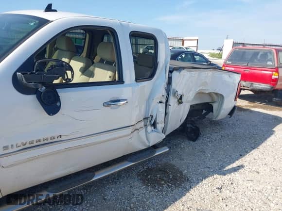 2013 Chevrolet Silverado 1500 LT z VIN 1GCRCSE06DZ256714, wystawiony jako IAAI lot #43160510 z przebiegiem 95 035 mil mil oraz . Historia ofert i sprzedaży dostępna na DreamBid. Obrazek 6.