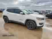 2018 Jeep Compass Latitude z VIN 3C4NJCBB9JT108608, wystawiony jako Copart lot #62002645 z przebiegiem 116 450 mil mil oraz Czysty tytuł • Clean title. Historia ofert i sprzedaży dostępna na DreamBid. Obrazek 4.
