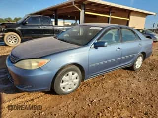 2004 Toyota Camry LE с VIN 4T1BE32K74U826722, выставлен на аукционе Copart как лот 86240705 с пробегом 157 161 миль миль и Чистый • Clean title. История ставок и продаж доступна на DreamBid. Изображение 1.