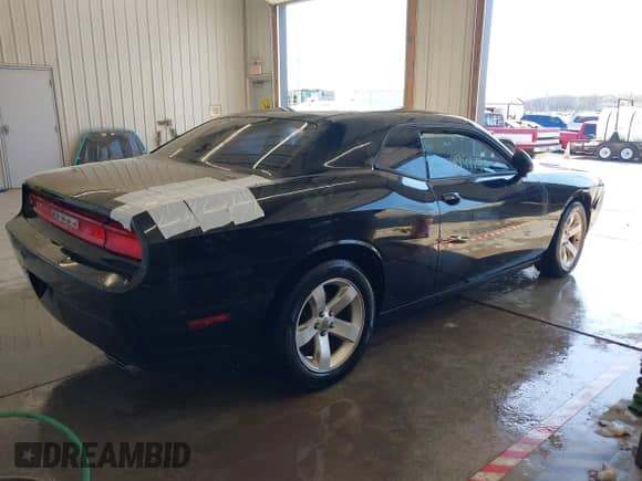 2011 Dodge Challenger z VIN 2B3CJ4DGXBH510350, wystawiony jako IAAI lot #41999745 z przebiegiem 297 946 mil mil oraz . Historia ofert i sprzedaży dostępna na DreamBid. Obrazek 4.