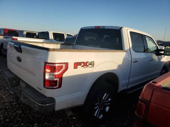 2018 Ford F-150 XLT z VIN 1FTEW1EG9JKC84444, wystawiony jako Copart lot #82311105 z przebiegiem 132 030 mil mil oraz Szkoda całkowita • Salvage title. Historia ofert i sprzedaży dostępna na DreamBid. Obrazek 3.