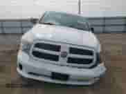 2019 Ram 1500 Express z VIN 1C6RR7KT4KS508595, wystawiony jako Copart lot #58921385 z przebiegiem 8 708 mil mil oraz Szkoda całkowita • Salvage title. Historia ofert i sprzedaży dostępna na DreamBid. Obrazek 5.