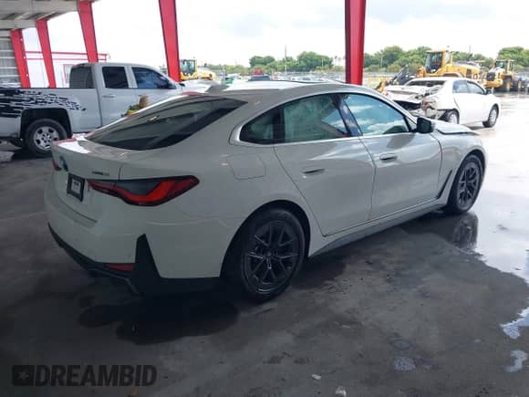 2023 BMW i4 eDrive35 с VIN WBY43AW04PFP93394, выставлен на аукционе IAAI как лот 42742954 с пробегом 30 266 миль миль и . История ставок и продаж доступна на DreamBid. Изображение 4.