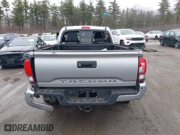 2018 Toyota Tacoma SR5 с VIN 5TFSZ5AN4JX156296, выставлен на аукционе IAAI как лот 41911608 с пробегом 105 340 миль миль и . История ставок и продаж доступна на DreamBid. Изображение 16.
