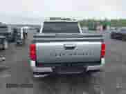 2024 Toyota Tacoma SR5 z VIN 3TMLB5JN3RM061237, wystawiony jako IAAI lot #42166090 z przebiegiem 178 mil mil oraz . Historia ofert i sprzedaży dostępna na DreamBid. Obrazek 17.